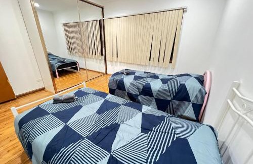 Lurnea House | Twin Room in Spacious House - L5