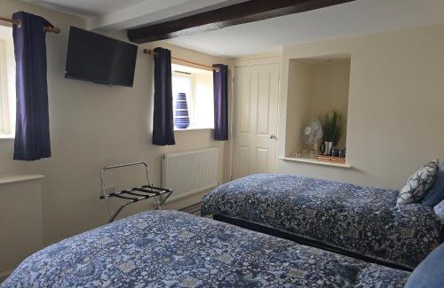 Llanidloes Bed & Breakfast | Twin Room - The Unicorn Hotel