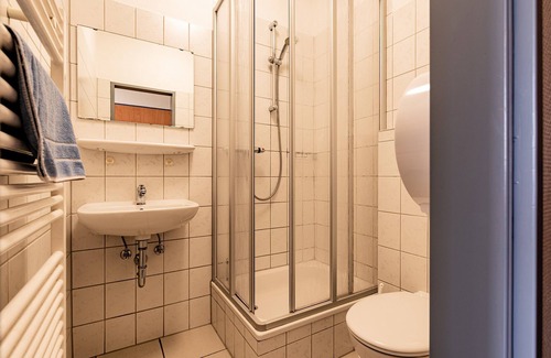 Waldeck Apartment | Twin room with private shower room