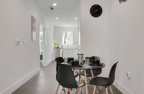 Downtown Dallas Apartment | Twin Urbanview Apartments I King Bed I FreeParking