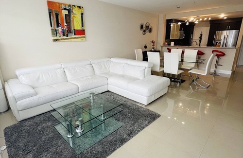Hollywood South Central Beach Condo | Two 1-bedroom Oceanfront Apartments with free beach service and free parking