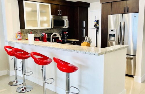 Hollywood South Central Beach Condo | Two 1-bedroom Oceanfront Apartments with free beach service and free parking