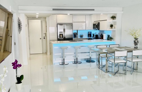 Hollywood South Central Beach Condo | Two 1-bedroom Oceanfront Apartments with free beach service and free parking
