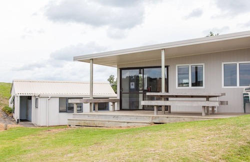 Taiharuru House | Two-bach complex at panoramic Davies Bay