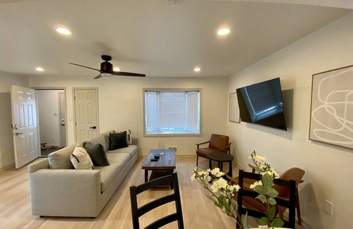 Cherrydale Apartment | Two bed Apt in Arlington l King Bed | Free parking