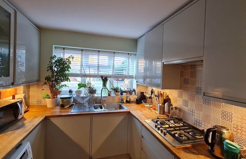 Collier's Wood House | Two bed house priv drive, garden, 10 min walk 2 tube, 20 min tube 2 city centre,