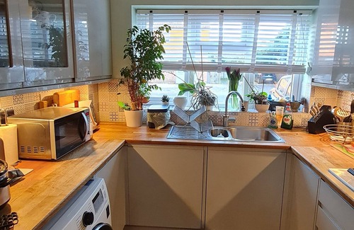 Collier's Wood House | Two bed house priv drive, garden, 10 min walk 2 tube, 20 min tube 2 city centre,