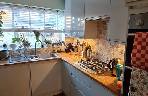 Collier's Wood House | Two bed house priv drive, garden, 10 min walk 2 tube, 20 min tube 2 city centre,