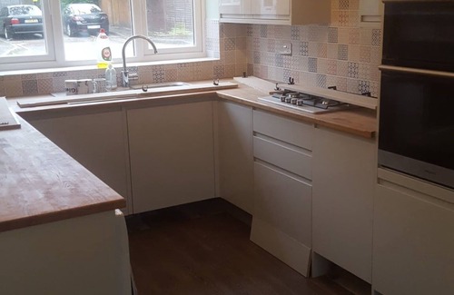 Collier's Wood House | Two bed house priv drive, garden, 10 min walk 2 tube, 20 min tube 2 city centre,