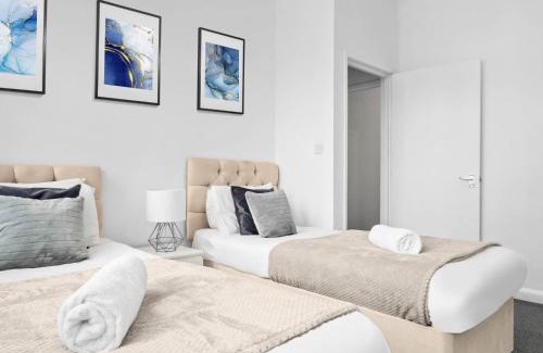 West Bromwich Apartment | Two Bedroom Apartment - West Brom - Fast WiFi - Parking - Sleeps 3 WBB