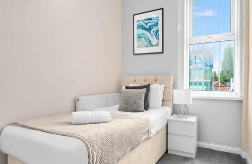 West Bromwich Apartment | Two Bedroom Apartment - West Brom - Fast WiFi - Parking - Sleeps 3 WBB