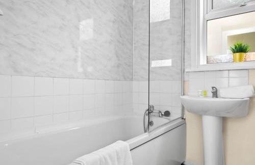 West Bromwich Apartment | Two Bedroom Apartment - West Brom - Fast WiFi - Parking - Sleeps 3 WBB