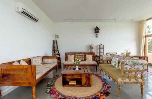 Bedla Villa | Two-bedroom boutique homestay with a serene view of Lake Lakhawali and Aravalis.