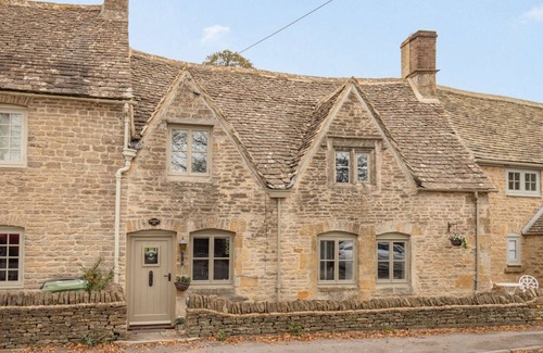 Longborough Cottage | Two bedroom dog friendly holiday cottage in the Cotswolds - Travellers Joy