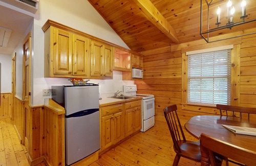 Northport Cabin | Two-bedroom dog-friendly cabin with firepit, gym & trails for your next escape