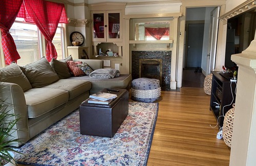 Oakland House | Two bedroom house close to downtown Oakland