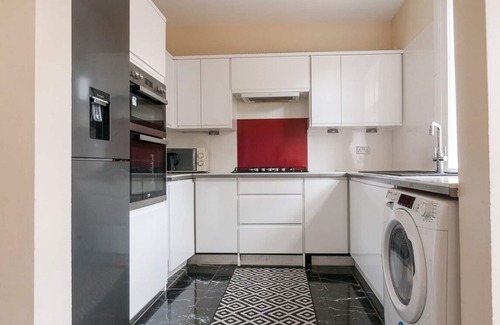 Leith House | Two bedroom house with free parking, near city centre, sleeps up to five