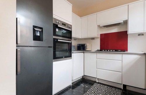 Leith House | Two bedroom house with free parking, near city centre, sleeps up to five
