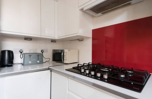 Leith House | Two bedroom house with free parking, near city centre, sleeps up to five