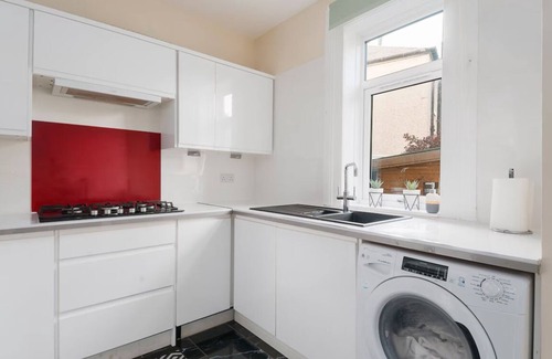 Leith House | Two bedroom house with free parking, near city centre, sleeps up to five
