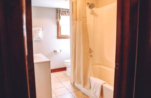 Milford House | Two Bedroom King Suite, Tom Quick Inn, Daily Housekeeping, Bar Onsite