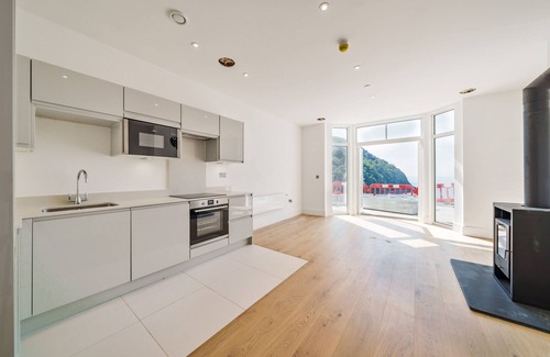 Lynmouth Apartment | Two bedroom pet friendly apartment, sleeping 4 in Lynmouth, boasting sea views.