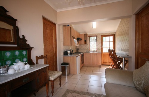Greater Johannesburg Metropolitan Area Apartment | Two Bedroom Self-Catering Unit in Johannesburg, Fourways (Sleep 4)