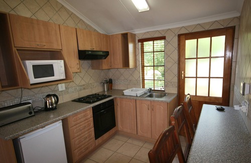 Greater Johannesburg Metropolitan Area Apartment | Two Bedroom Self-Catering Unit in Johannesburg, Fourways (Sleep 4)