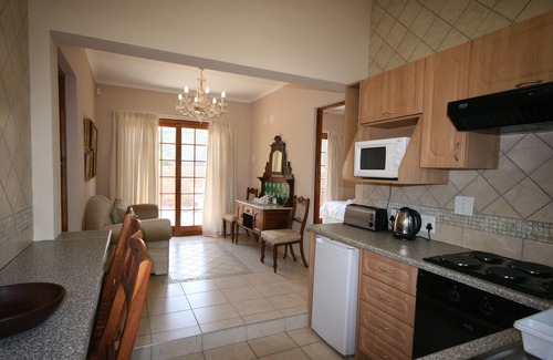 Greater Johannesburg Metropolitan Area Apartment | Two Bedroom Self-Catering Unit in Johannesburg, Fourways (Sleep 4)