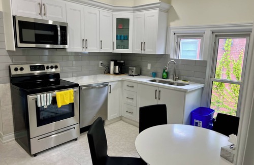 Niagara Falls House | Two-bedroom Suite with King Bed - 4 Min to The Falls