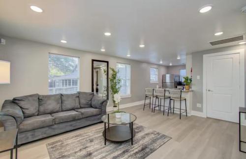 Greater East End House | Two-Bedroom Townhouse in Downtown Houston