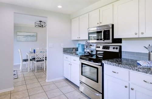 Bradenton House | TWO BEDROOM/TWO BATH, SPARKLING HEATED POOL, MINUTES TO IMG and ANNA MARIA.
