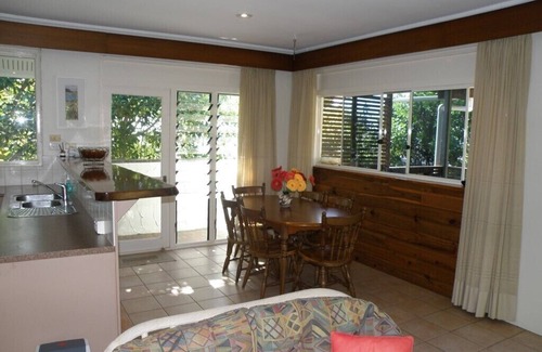 Point Lookout Apartment | Two bedroom unit in fantastic location just above Deadmans Beach.