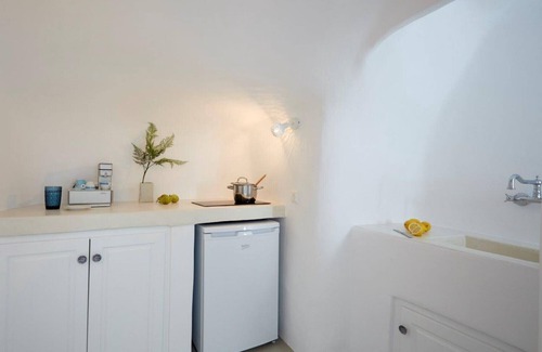 Pyrgos Villa | Two Bedroom Villa with Private Outdoor Jacuzzi