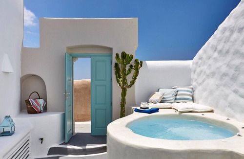 Pyrgos Villa | Two Bedroom Villa with Private Outdoor Jacuzzi