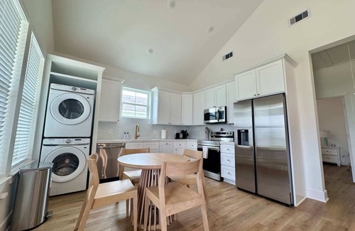 Galveston House | Two Bedroom Villa: Walk to Beach!