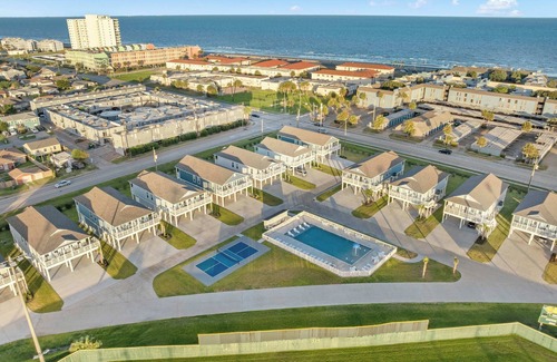 Galveston House | Two Bedroom Villa: Walk to Beach!