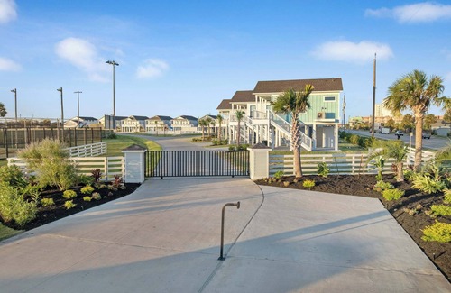Galveston House | Two Bedroom Villa: Walk to Beach!