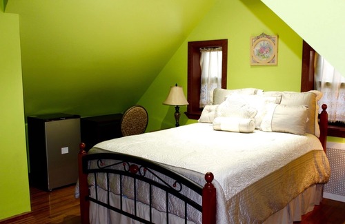 Flatlands House | Two Bedroom, walking distance to transportation, shopping and dining.