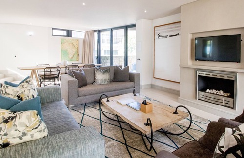 Hermanus City-Centre Apartment | Two Bedroom with Bbq and Sea Views