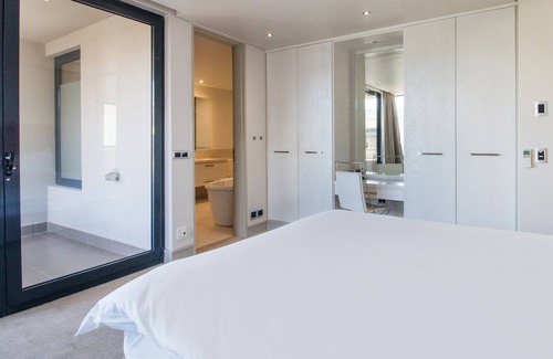 Hermanus City-Centre Apartment | Two Bedroom with Bbq and Sea Views