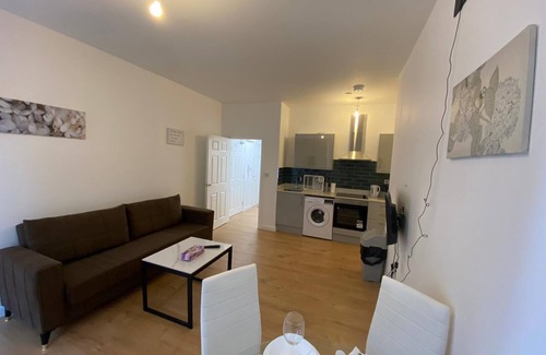Walpole Apartment | Two bedrooms in Ealing 2