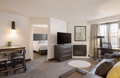 Reno/Tahoe Airport Hotel | Two Captivating Units! Traverse Fleischmann Planetarium and Science Center!