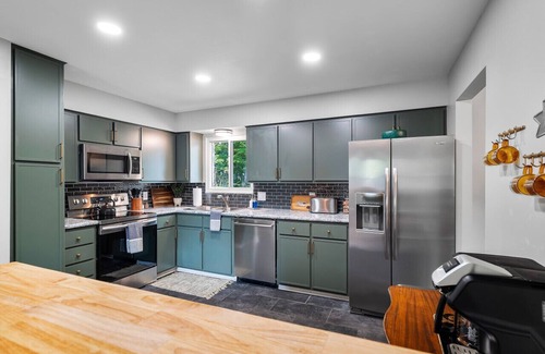 Northwest Akron House | Two Entire Homes W/Hot Tubs and Games Sleeps 20