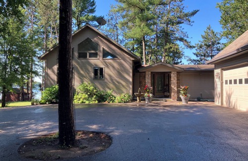 Shawano House | Two family, cozy, lake house retreat on Pine Lake.