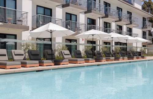 Inglewood House | Two Family Ready Rooms, Resort-Like Outdoor Pool | Minutes Away from LAX