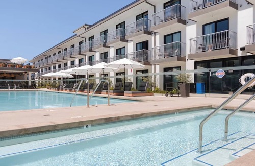 Inglewood House | Two Family Ready Rooms, Resort-Like Outdoor Pool | Minutes Away from LAX