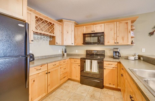 Two Harbors Apartment | Two Harbors Superior Lakefront 3BR Corner | Pool | Hot Tub | Sauna | EV Charger