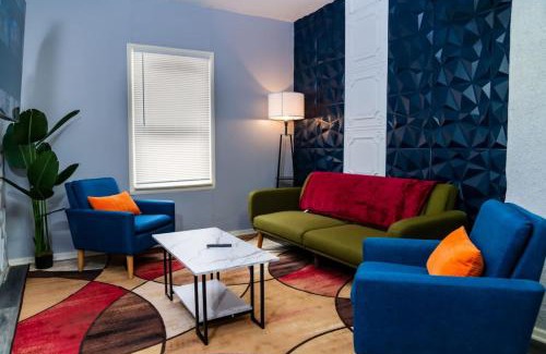 Niagara Falls House | Two Homes, 5 Min to Falls, Sleeps 20, 4 Min Apart