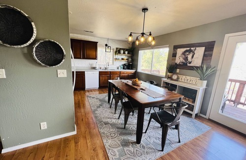 Flagstaff House | Two Houses Together for 16 People! 5 min from downtown, 25 min from Snowbowl.